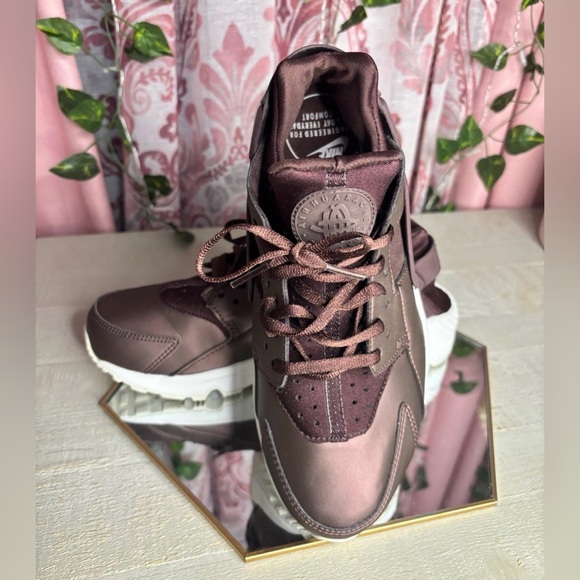 LAST CHANCE Nike Women's Sneakers in Burgundy and White - Picture 9 of 9